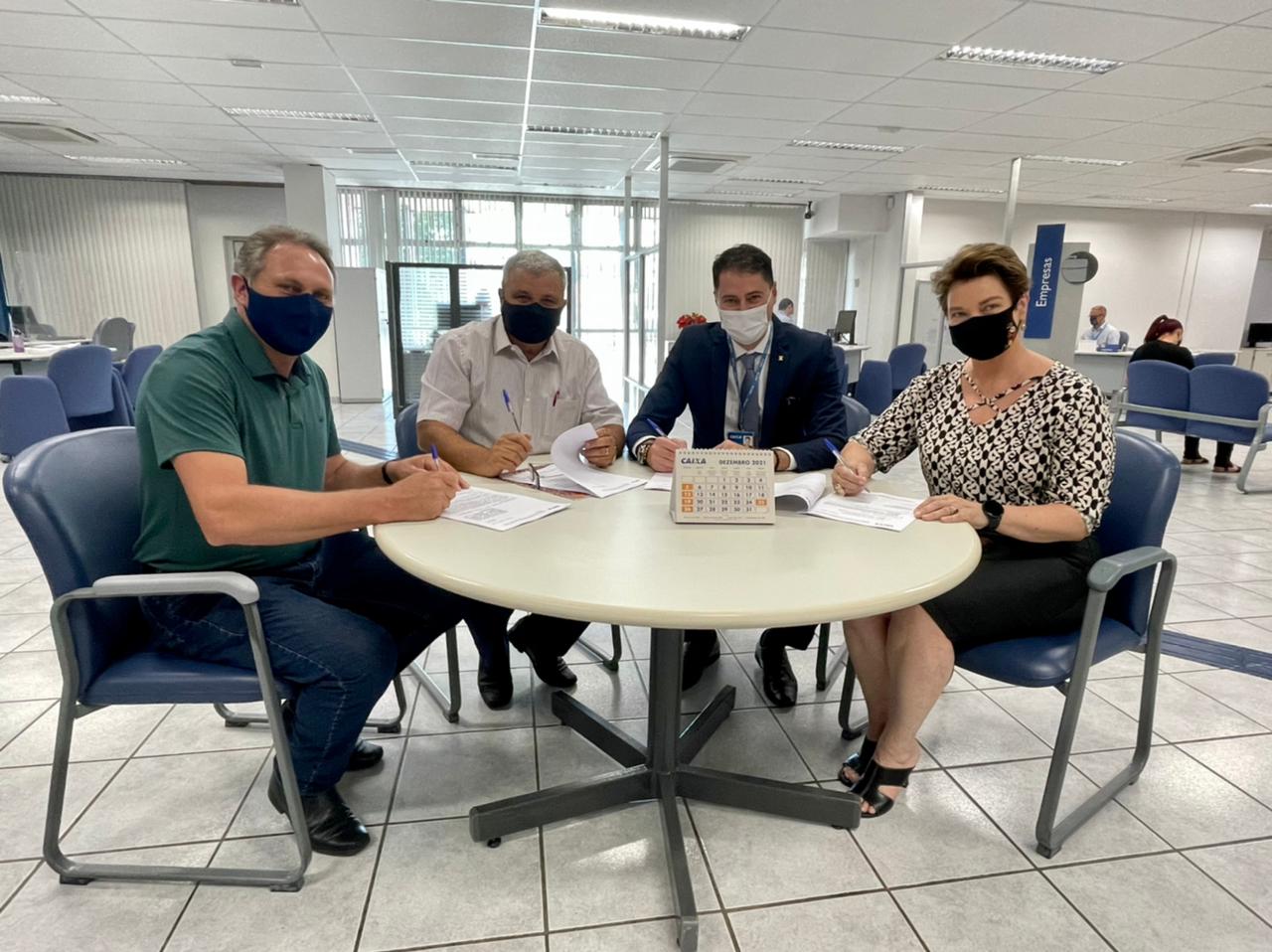 Câmara participa da assinatura de convênio com a Caixa Econômica