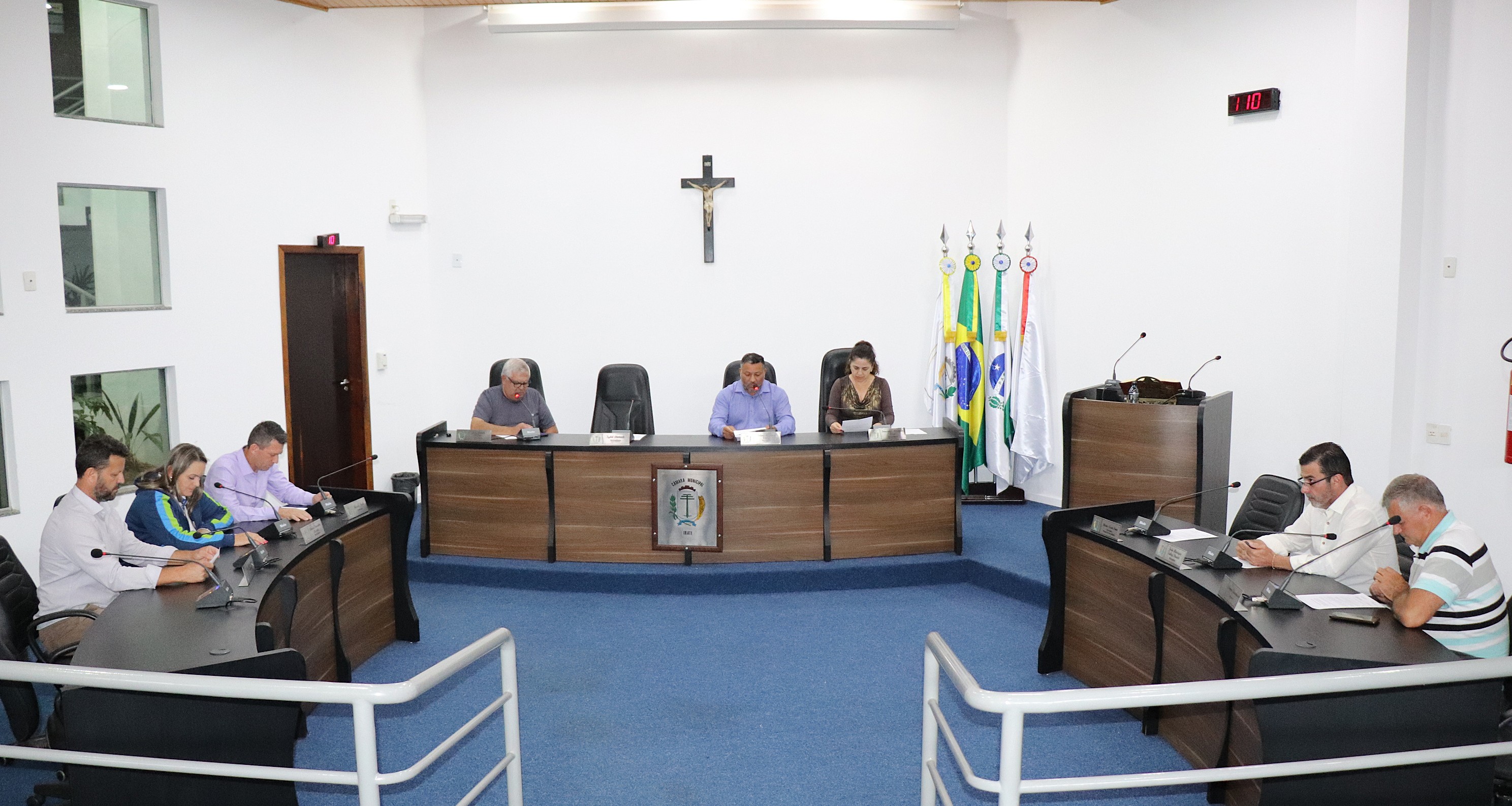 Decreto Legislativo que autoriza licença ao Prefeito Municipal é apresentado e lido em Sessão Extraordinária