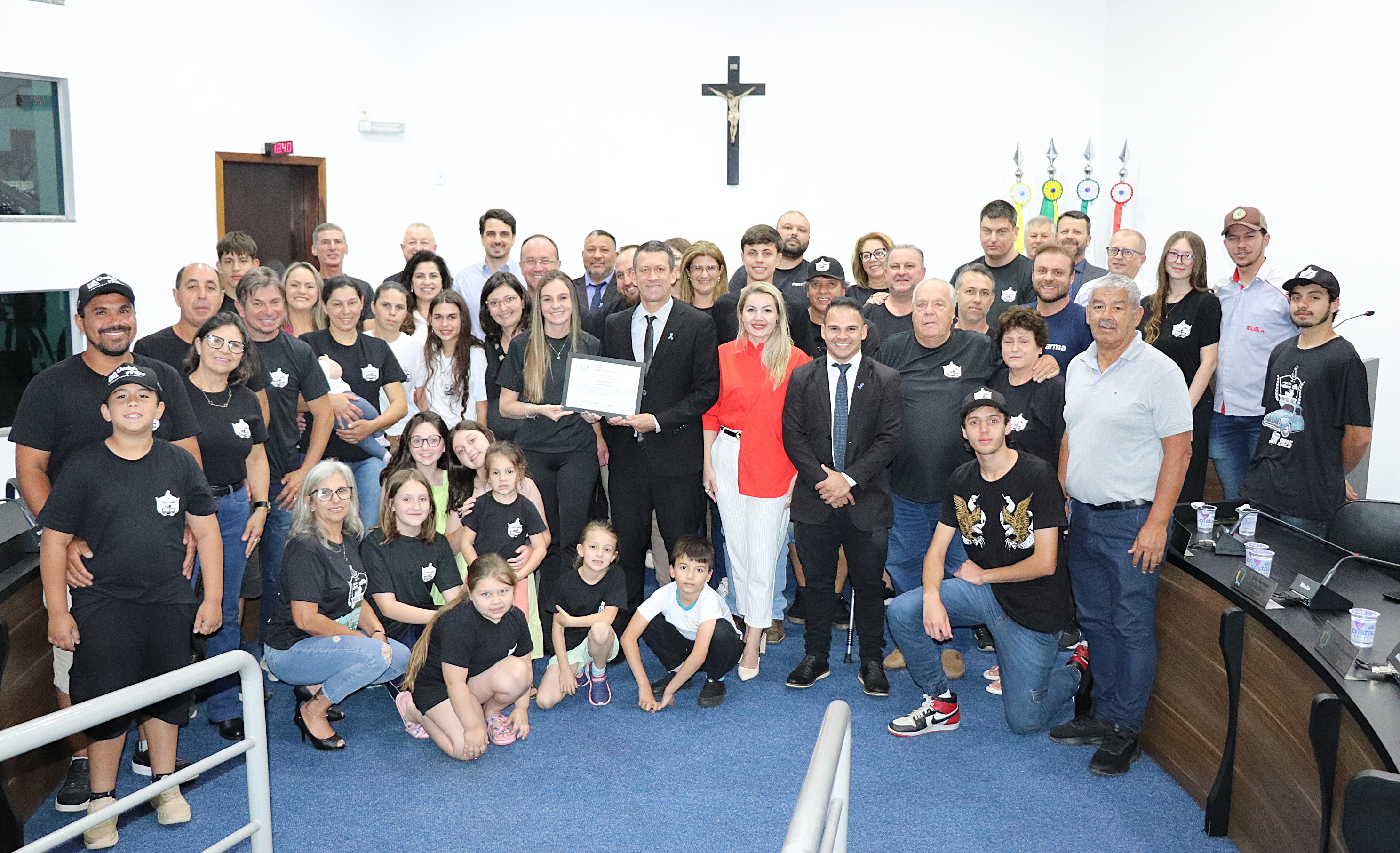 Legislativo entrega Moção de Aplausos ao Grupo Antigos Irati