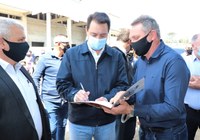 Presidente entrega ofícios ao Governador solicitando a conclusão do Centro Cultural Denise Stoklos e a pavimentação da estrada que liga Gonçalves Júnior à Itapará