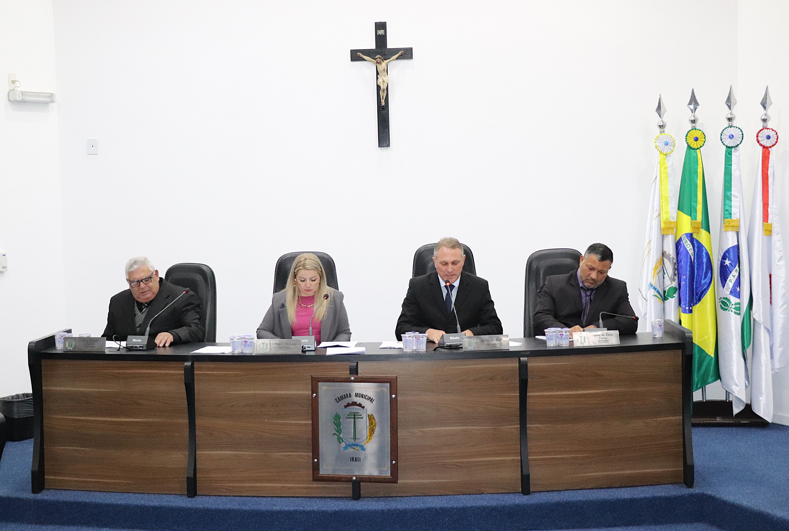 Quatro projetos são apresentados no Expediente e oito são aprovados na Ordem do dia 