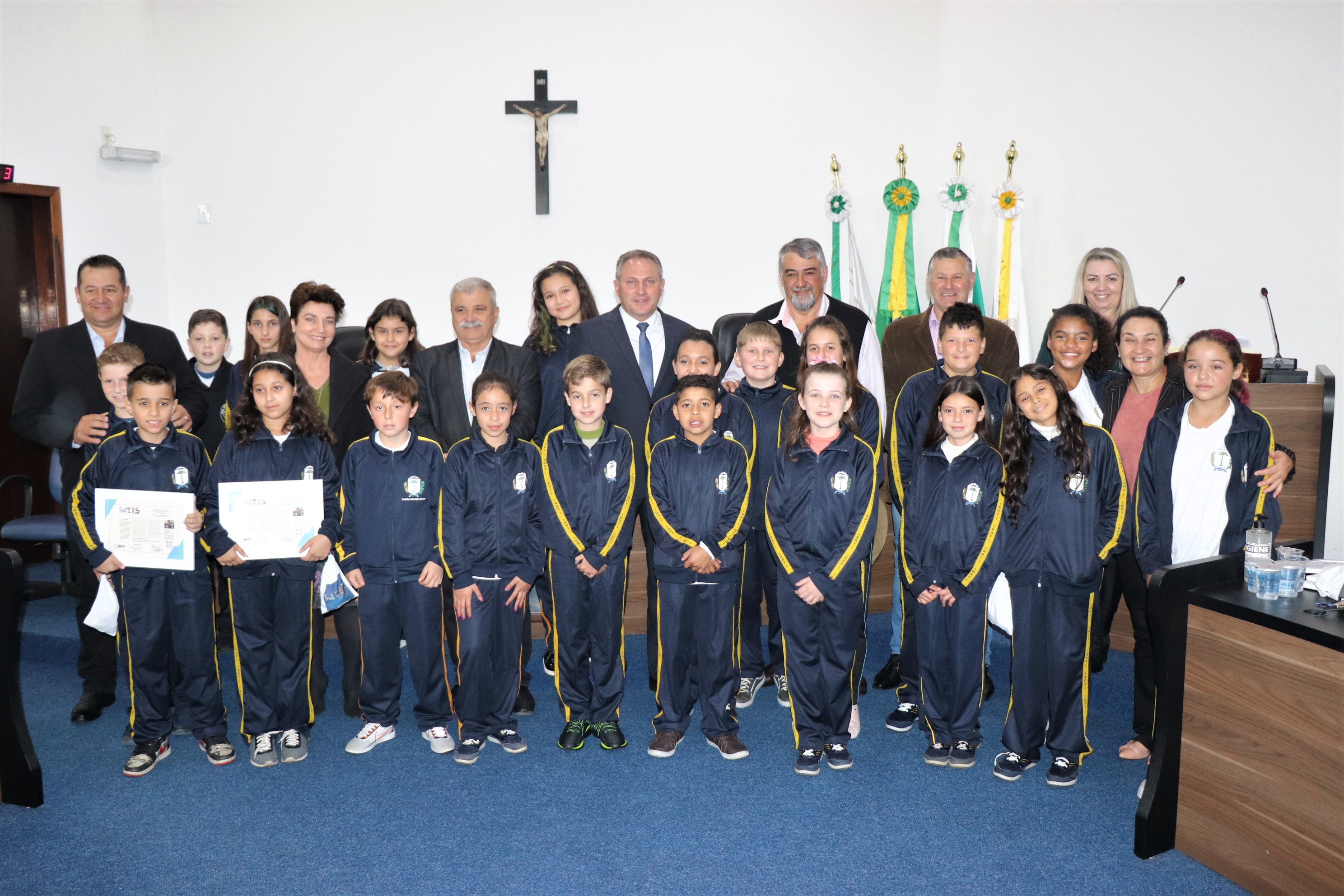 Vereadores Mirins e Suplentes prestam juramento e são empossados